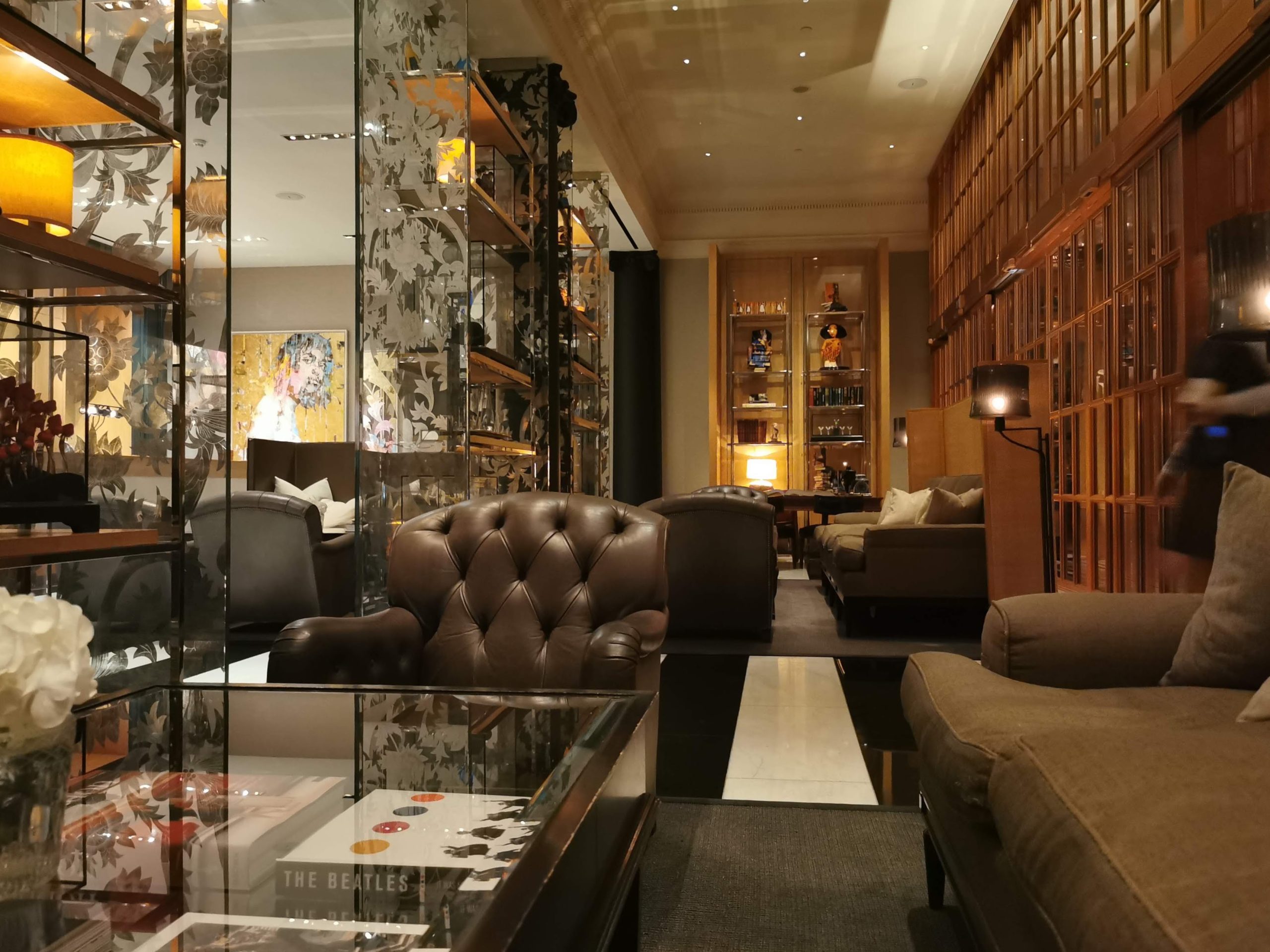 Interior de hotel de lujo con ambiente sofisticado y experiencia de hospitalidad premium